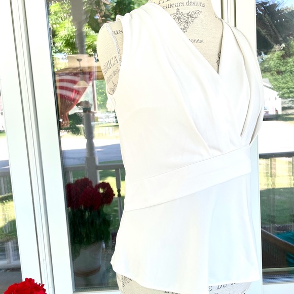 New Women’s Banana Republic Sleeveless Blouse - Picture 3 of 5